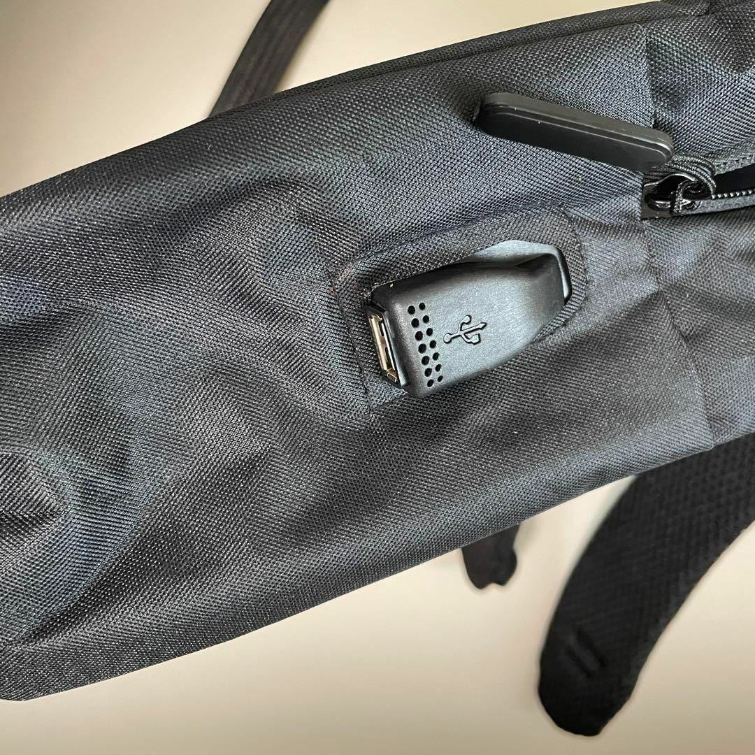 高機能　ビジネスバッグ　USBポート A4 タブレット バックパック 軽量　通勤　通学　充電　収納　ブラック　黒　リュック_画像8