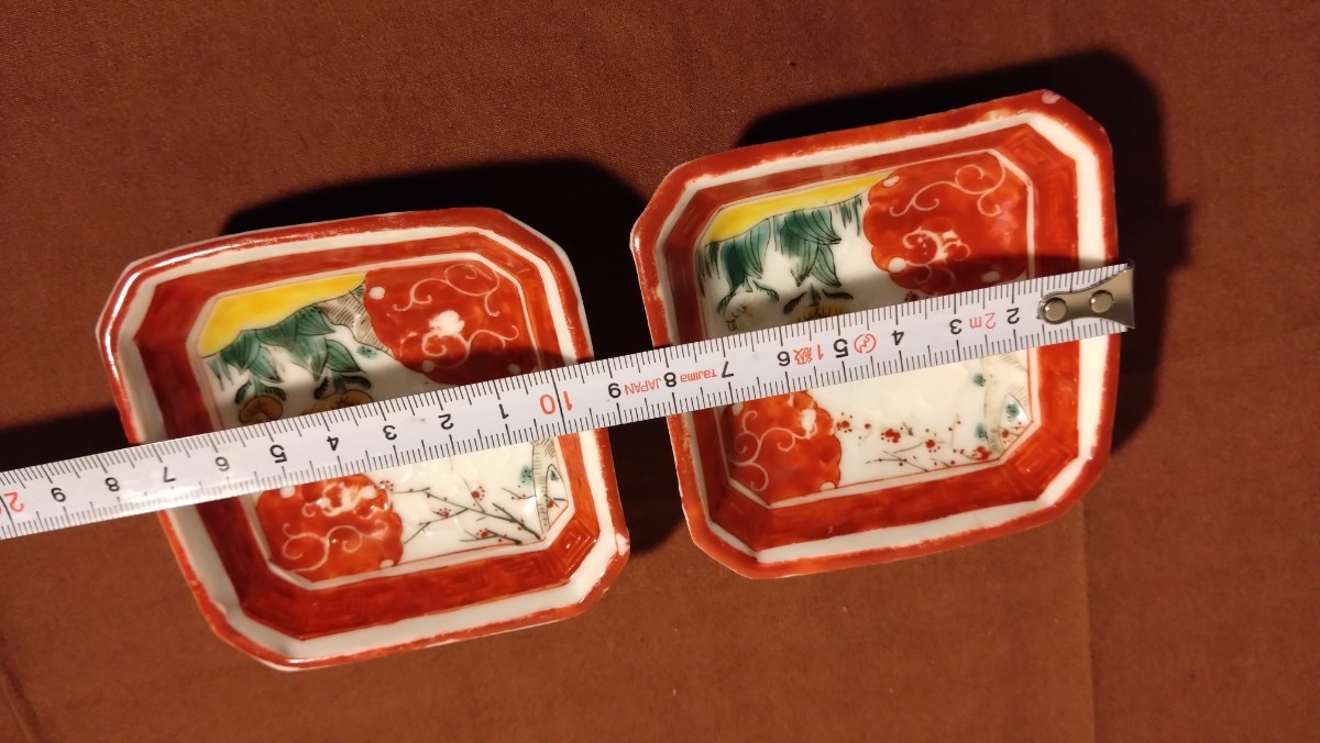古九谷 九谷焼 赤絵 飯田屋 宮本窯 蔵出し 華の図 角皿 豆皿 2客 古九谷 九谷焼 赤絵 飯田屋 宮本窯 蔵出し 華の図 角皿 豆皿 2客