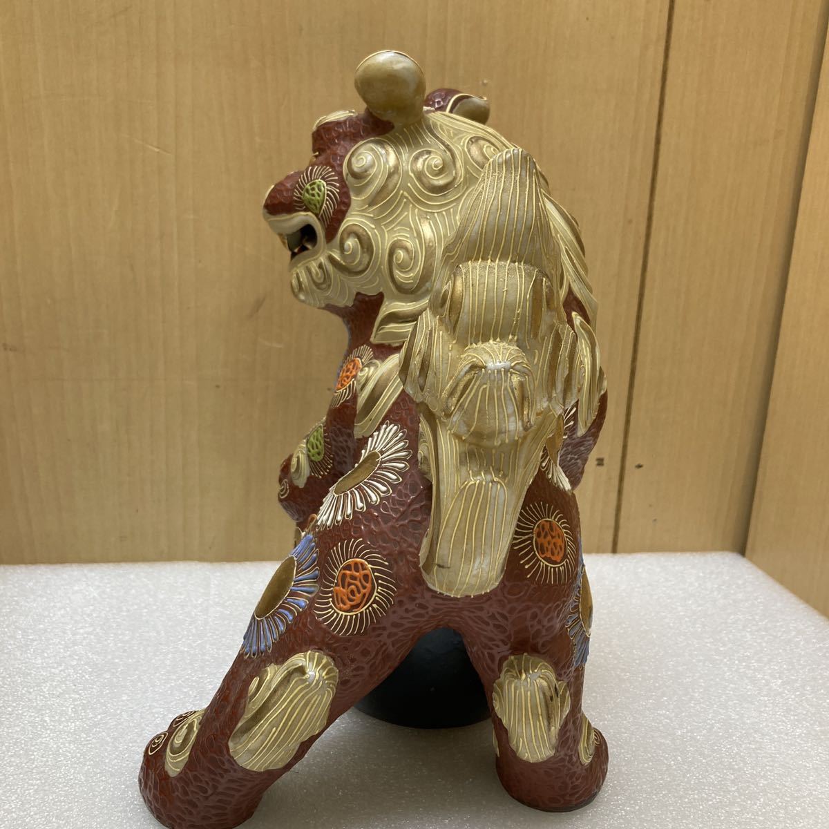 YK8098 九谷焼 清仙　玉乗り獅子 赤彩・金彩色 唐獅子 高さ約26cm 狛犬 陶芸 魔除け 開運 縁起物 守り神 家守り 立獅子 工芸品　現状品_画像7