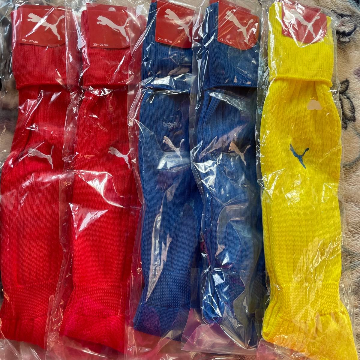 【新品未使用】PUMA（プーマ）サッカー フットサル ソックス メンズサイズ 25〜27 ３色組 (赤・青各２袋 黄１袋)合計５袋