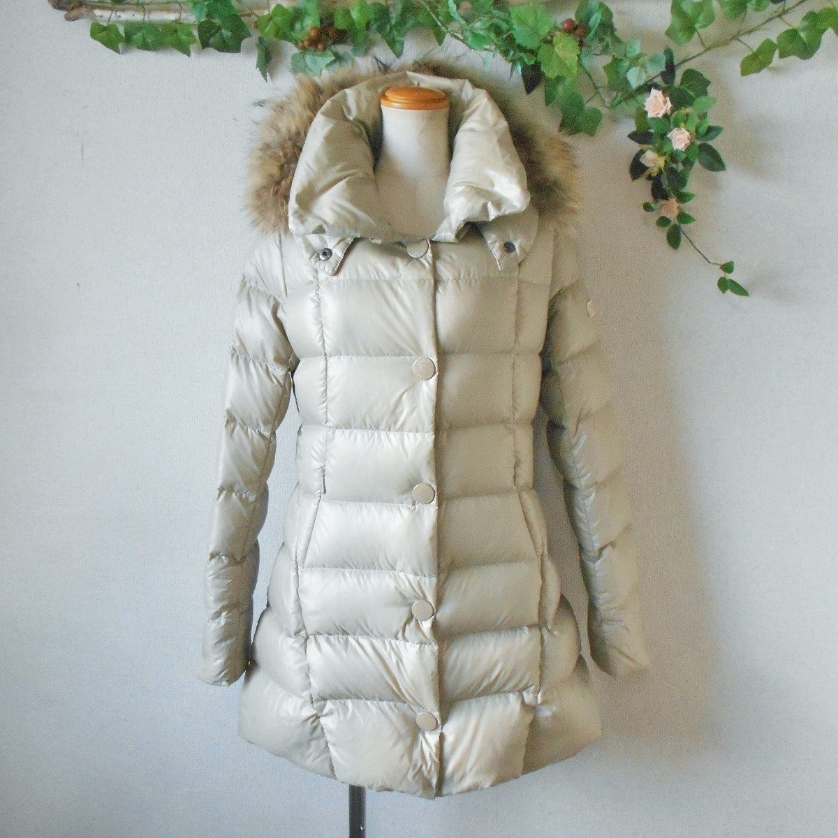 ta tiger sTATRAS down coat down jacket lady's 02 with a hood .