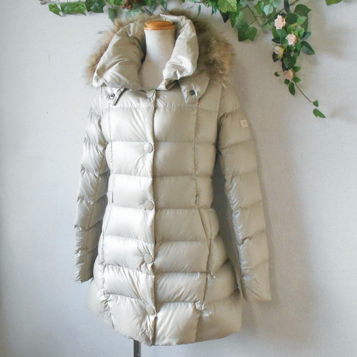ta tiger sTATRAS down coat down jacket lady's 02 with a hood .