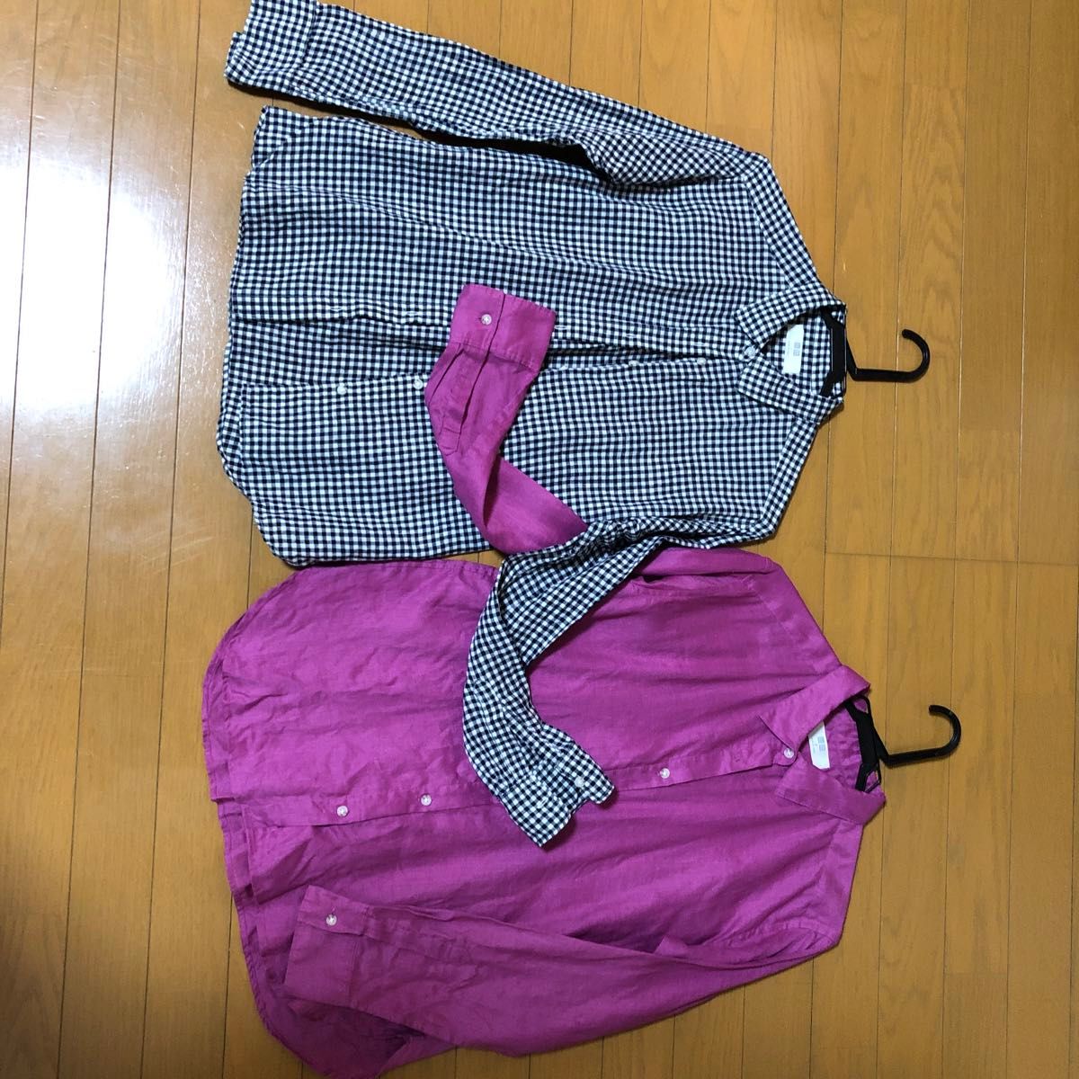 値下げ　美品！ユニクロ　麻100%の長袖シャツ　2枚組。ピンク色の方は、Mサイズ、白黒ギンガムチェックのシャツはSサイズです。 