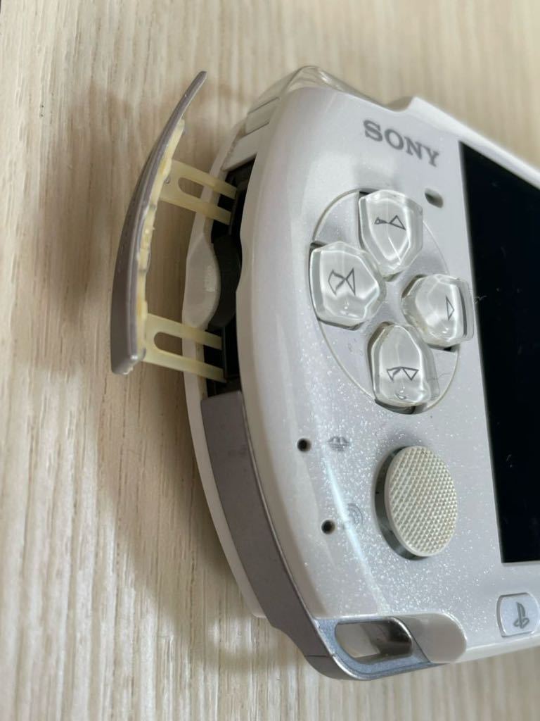 【ジャンク品/バッテリー無し】PSP-3000 本体 動作未確認 ホワイト 非純正充電ケーブル付 SONY ソニー プレイステーションポータブル_画像7