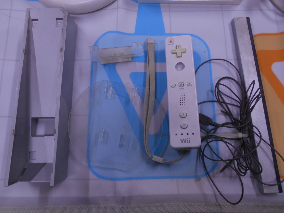 7◎○/任天堂ニンテンドーNINTENDO Wii本体・リモコン・ハンドル2個・ファミリートレーナー・マットコントローラー他まとめて/通電確認済_画像3