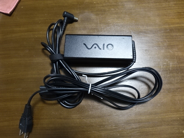 ソニー　VAIO　 ノートパソコン用ACアダプター VGP-AC19V31 メガネケーブル付き 19.5V 4.7A_画像1