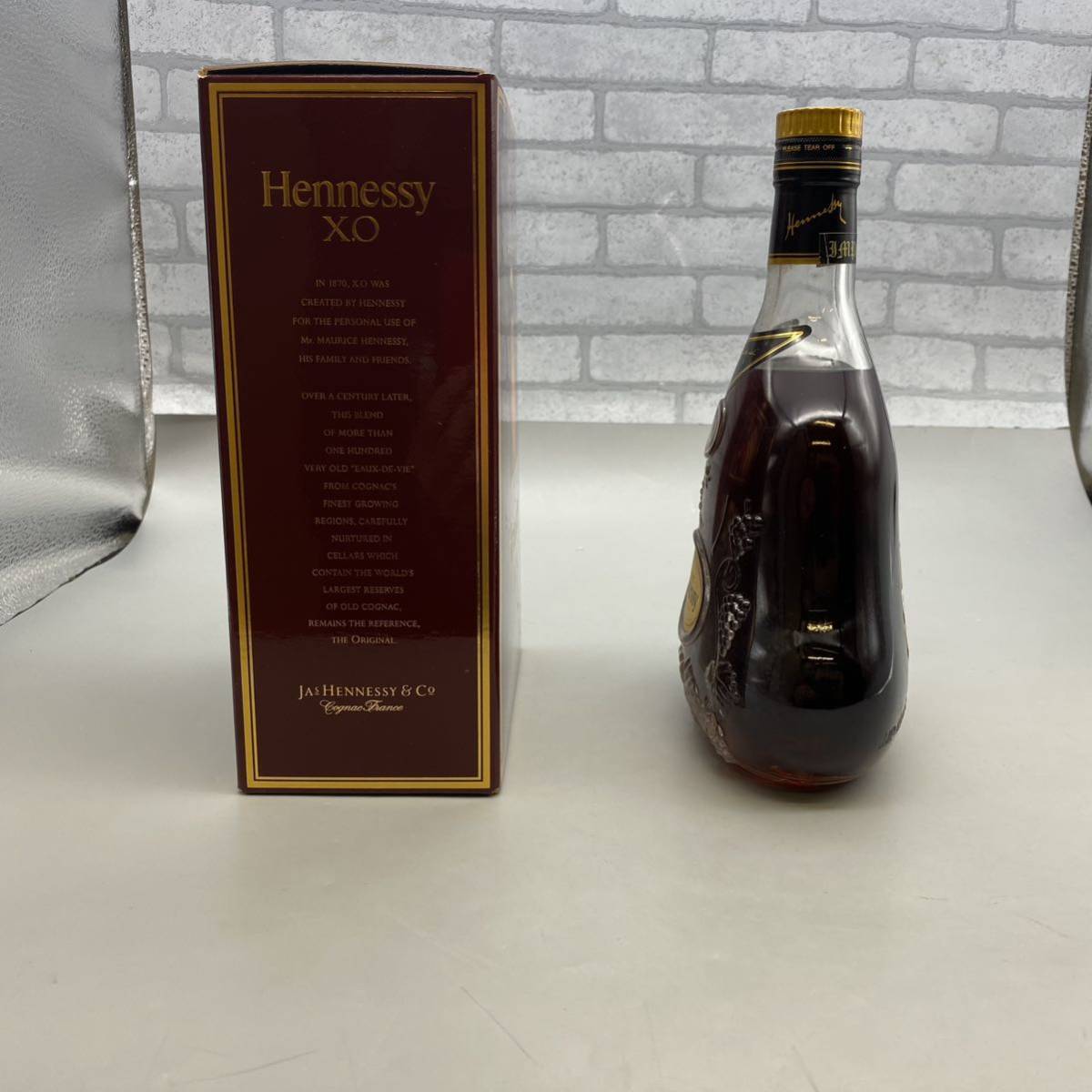 【酒A-3】未開栓 Hennessy ヘネシー X.O ブランデー COGNAC コニャック 内容量700ml ゴールドキャップ 総重量1469g 箱付き アルコール_画像4