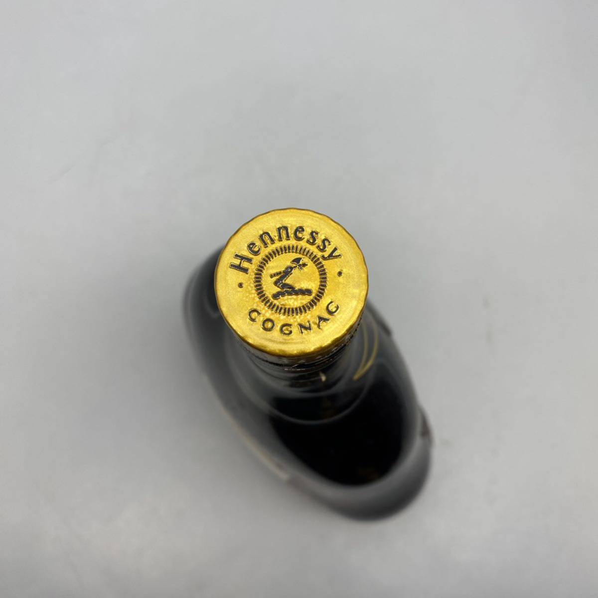 【酒A-3】未開栓 Hennessy ヘネシー X.O ブランデー COGNAC コニャック 内容量700ml ゴールドキャップ 総重量1469g 箱付き アルコール_画像5