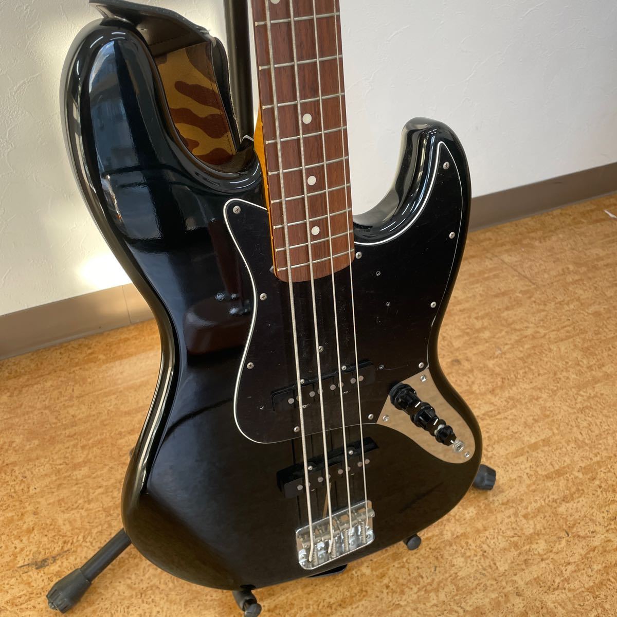 UTT132 Fender/フェンダー Jazz Bass 【contour body】 P056003 ケース付き_画像2