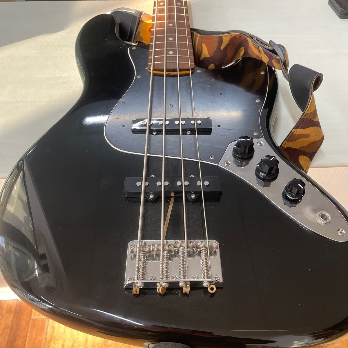 UTT132 Fender/フェンダー Jazz Bass 【contour body】 P056003 ケース付き_画像8