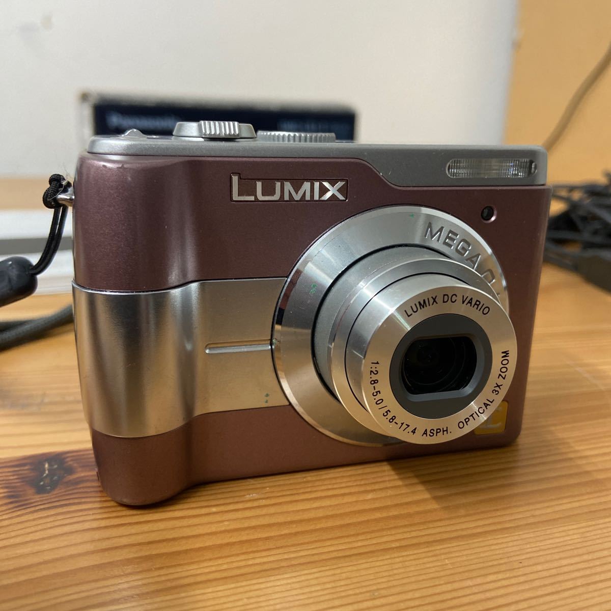 UTs1【通電OK】Panasonic LUMIX DMC-LS-1-T ブロンズ 通電のみ確認済み 現状品 カメラ デジカメ _画像2