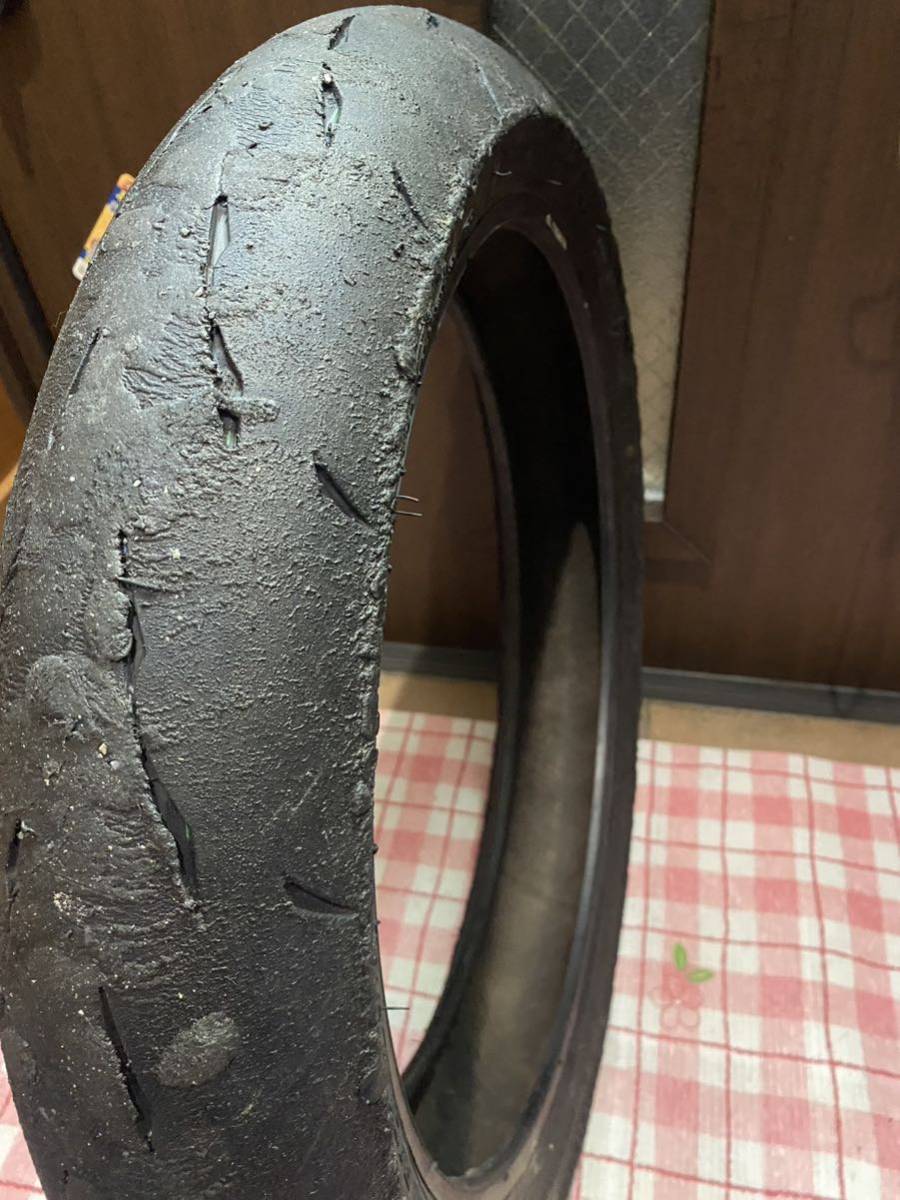 中古MCタイヤ 2022年製造 BRIDGESTONE BATTLAX RACING R11 MEDIUM 110/70R17 ブリヂストン バトラックス レーシング 110 70 17 4822 K4523_画像4