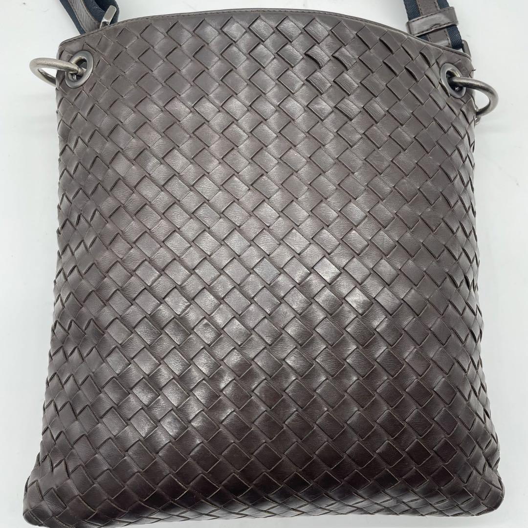 美品★ BOTTEGA VENETA ボッテガヴェネタ メンズ イントレチャート ショルダーバッグ サコッシュ ポシェット 斜め掛け レザー 本革_画像4