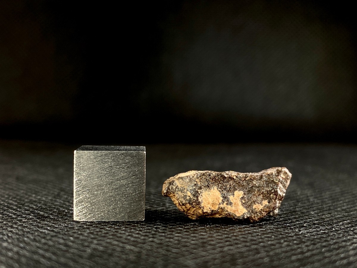 CO3 炭素質 隕石 NWA11540 コンドライト メテオライト 石質隕石 北西アフリカ 1.5g 天然石 宇宙由来 パワーストーン 原石 鉱物標本_画像1