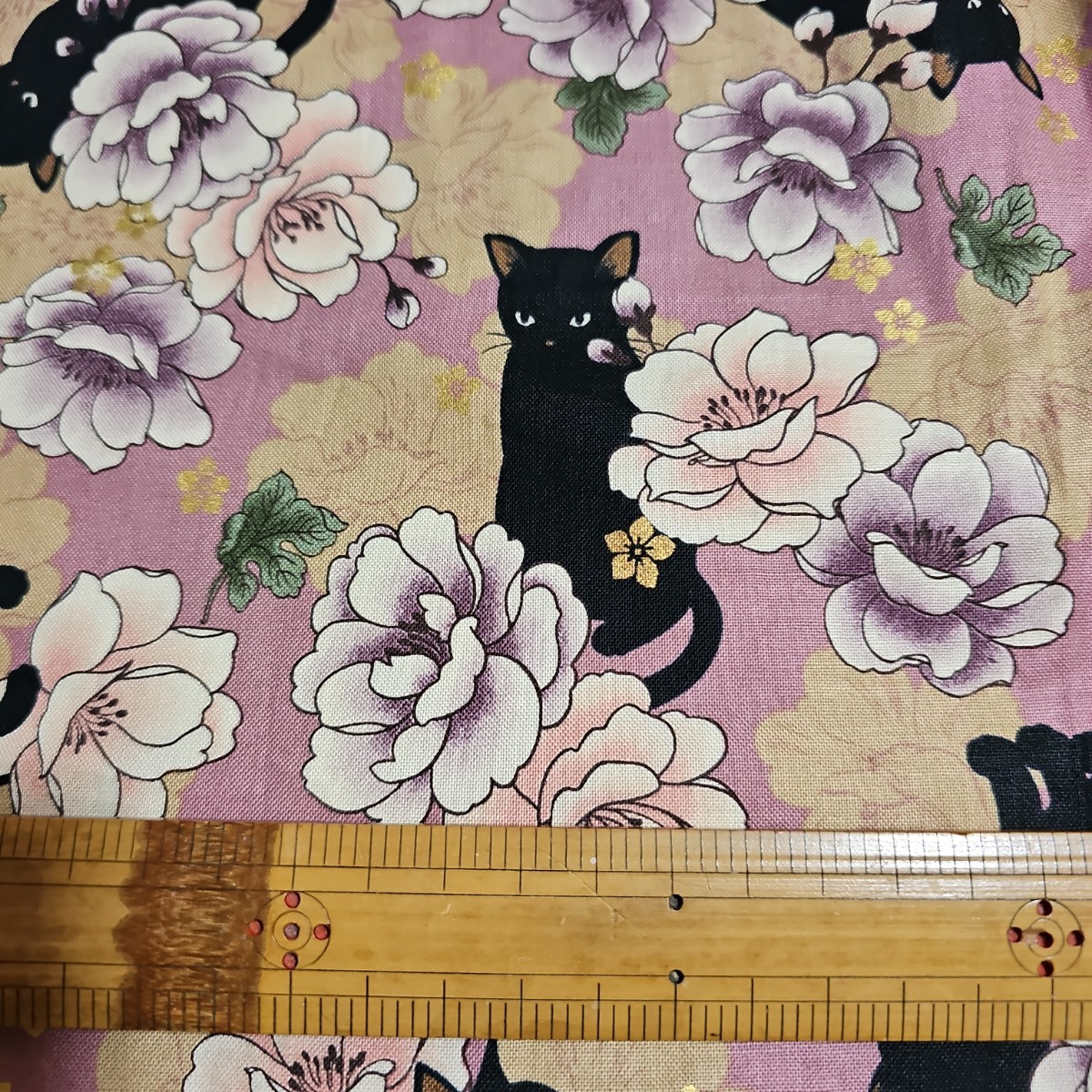 送料込ハンドメイド QUILT GATE キルトゲイト 百華繚欄 黒猫と牡丹 渋ピンク ハーフパンツ 部屋着 股上40cm 総ゴム 大きいサイズ3L4L_画像3