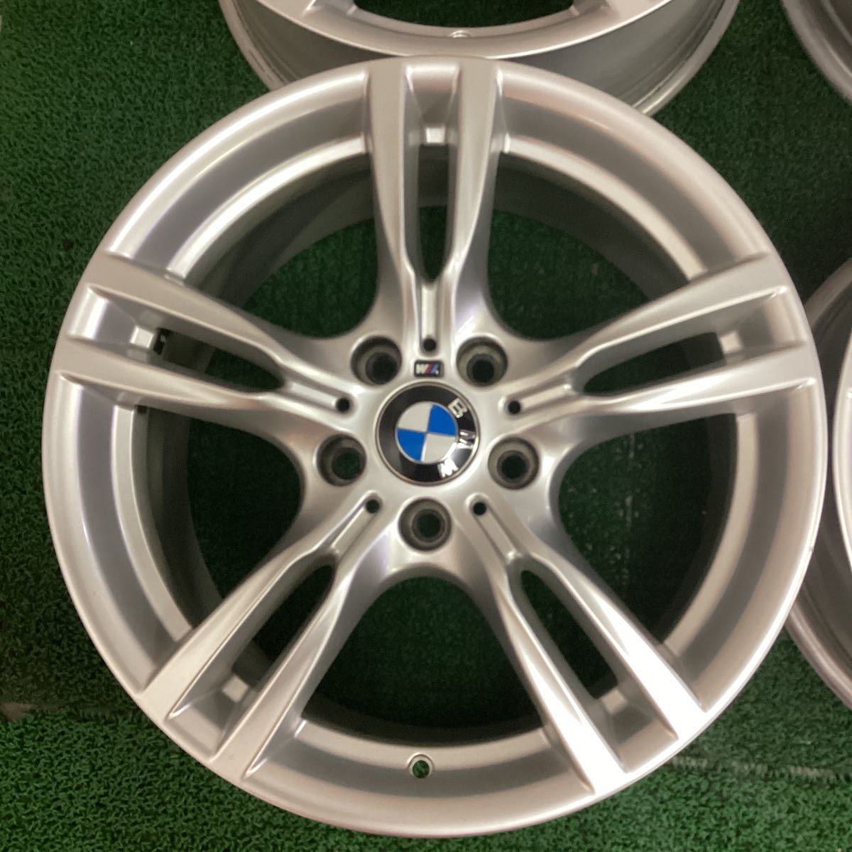 BMW3シリーズF30、F31純正アルミホイール 18XF:8J,R:8.5J+F:34,R:47 120-5H中古品４本の画像3