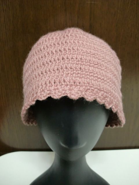 80代のおばーちゃんが自己流で編んだニット帽　渋いピンク　春・秋・冬用　ハンドメイド
