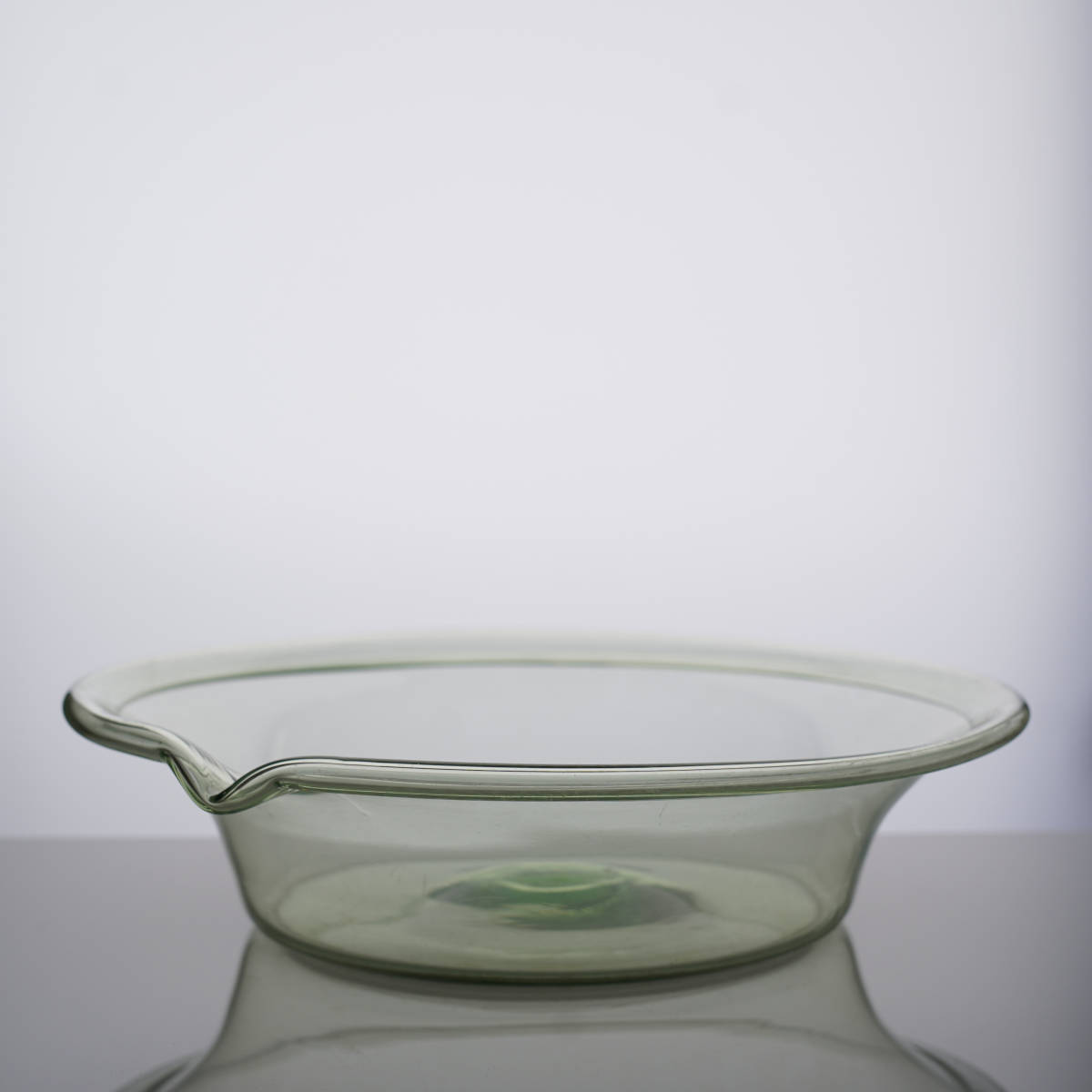 1800年代 スウェーデン 手吹き 色ガラス片口鉢 / アンティーク 19世紀 北欧 硝子 ミルクボウル ミキシングボウル グリーン 大鉢 水盤の画像3