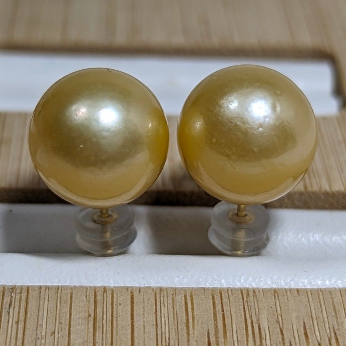 AB277 K18 large grain 12.3mm Golden pearl south . White Butterfly pearl earrings less toning 