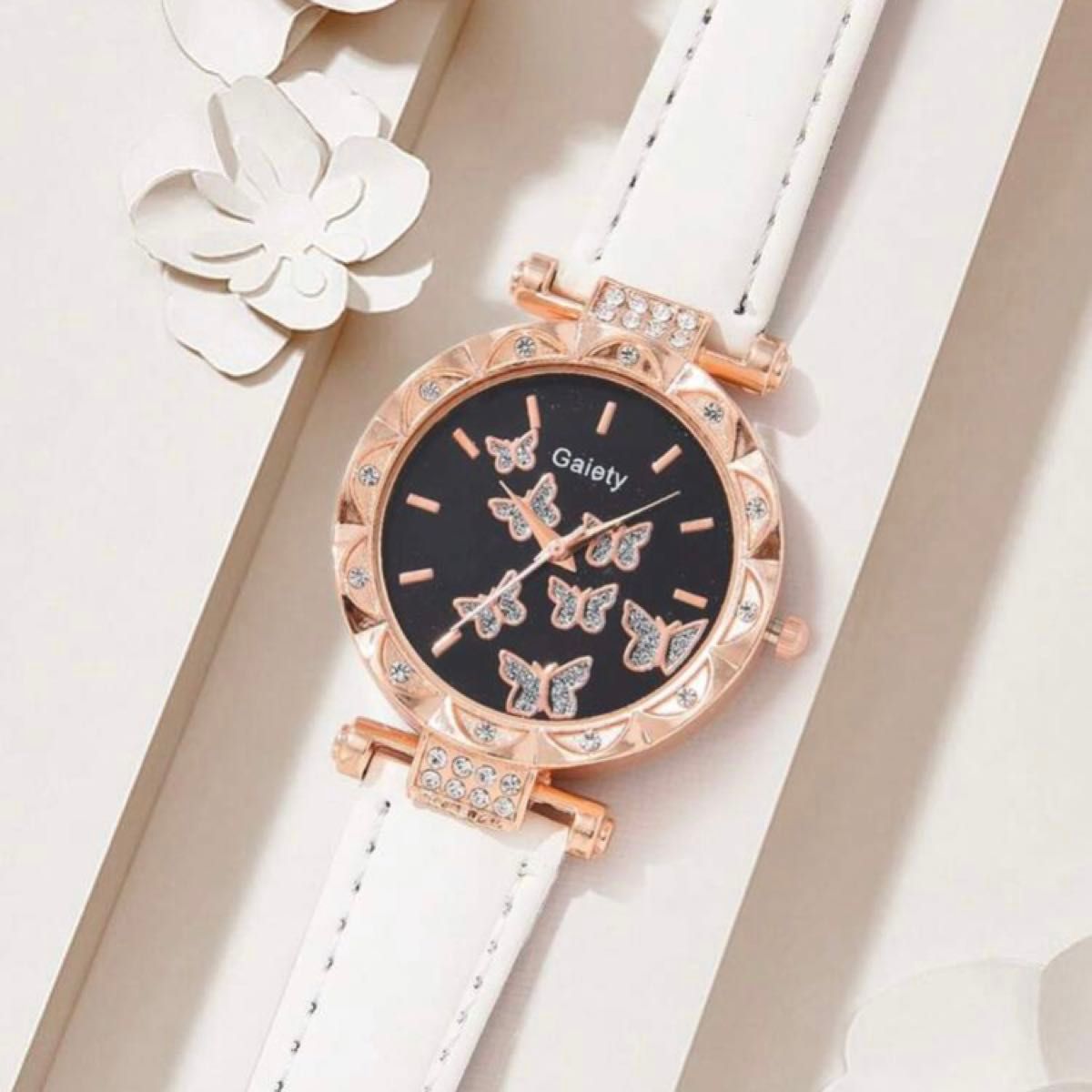 新品　バタフライデザインレディース腕時計　蝶々　大人可愛い　フェミニン　ガーリー　アクセサリー　高見え　きれいめ　ホワイト　上品