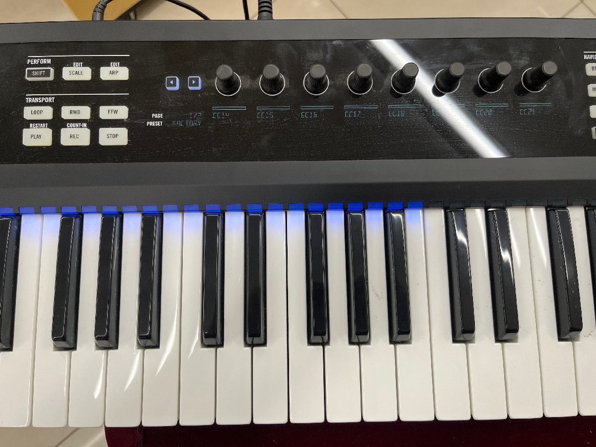 Y0677　現状品　楽器・機材　MIDIキーボード　Native Instruments　KOMPLETE KONTROL S49_画像3