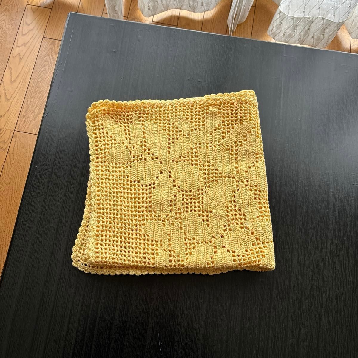 刺繍糸で編んだテーブルクロス 黄色