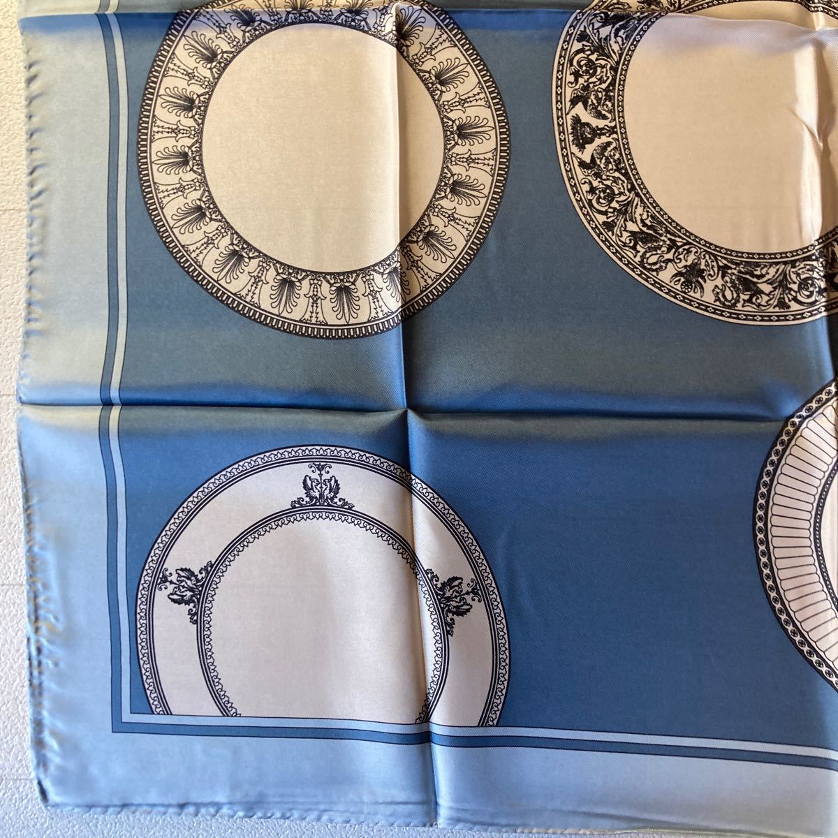 ウェッジウッド　シルクスカーフ　食器柄　青系　サイズ約87×87cm_画像9