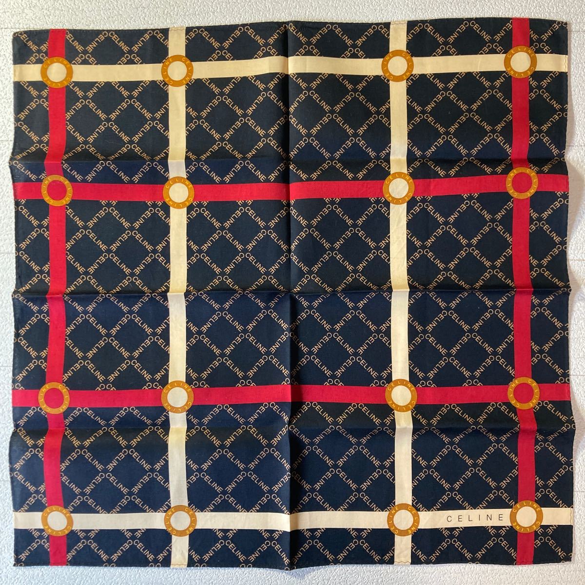 セリーヌ　大判ハンカチ　スカーフ　格子　アルファベット　黒×赤×ベージュ　約50cm_画像2
