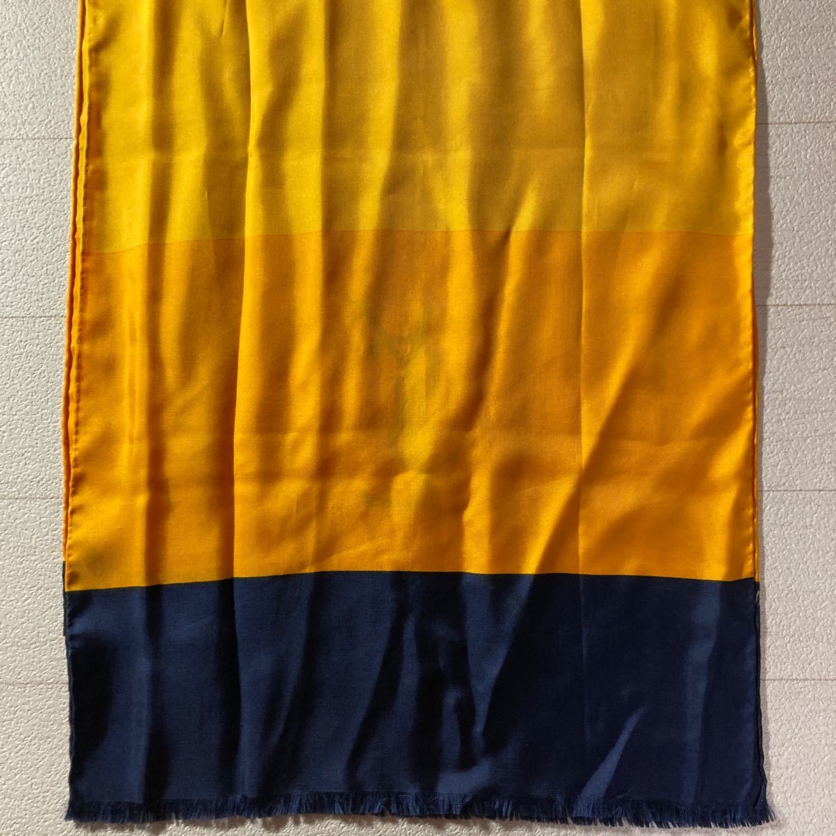 イヴサンローラン　スカーフ　ストール　シルク　グラデーション　紺×黄色系　全長148cm　幅38cm_画像6