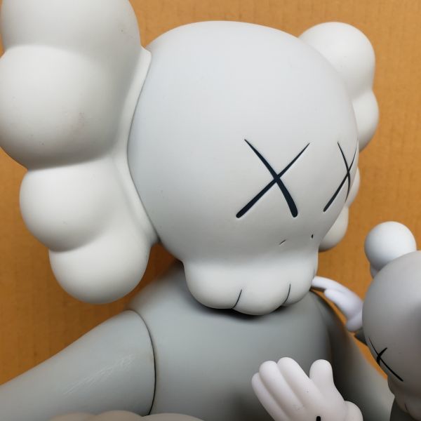 ！！KAWS CLEAN SLATE GRAY 為關門店倉庫放出品為使用品箱子難螞蟻！! 原文:♪♪KAWS CLEAN SLATE GRAY　廃業店倉庫放出品　未使用品　箱に難あり♪♪