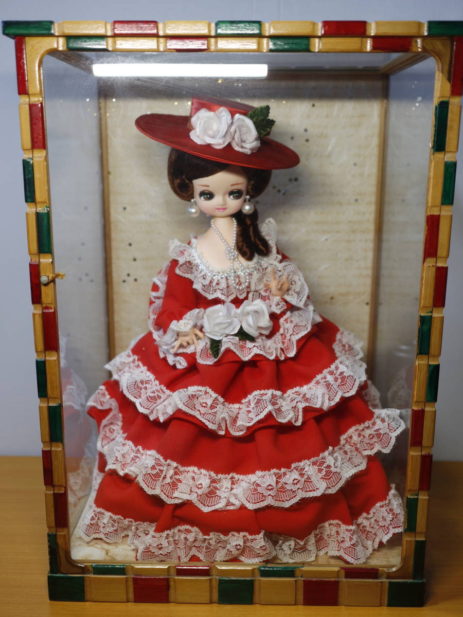 フランス人形　伝統工芸ガラスケース入り　赤いドレス/赤い帽子　レトロ/アンティーク/インテリア　お洒落_画像1