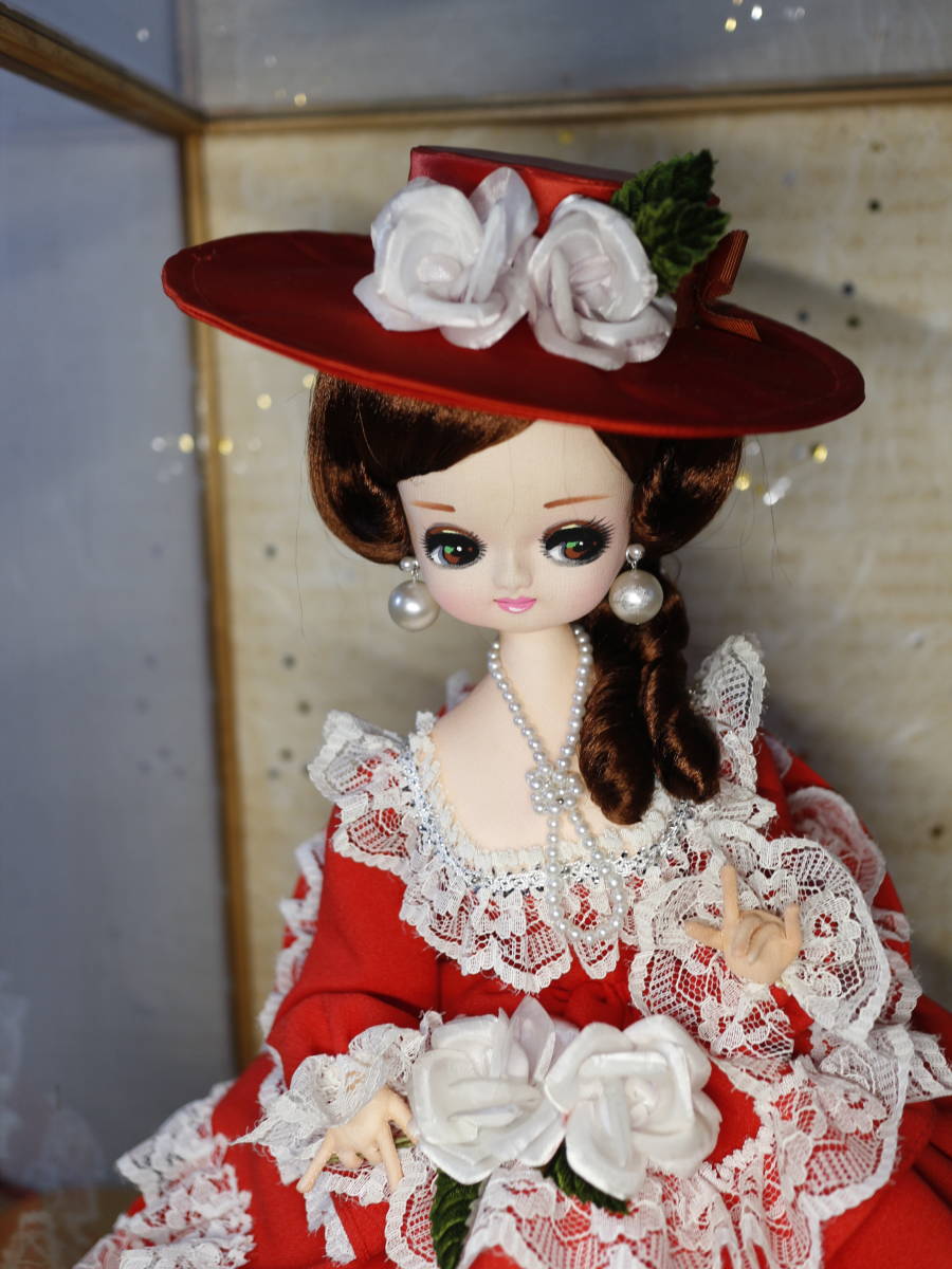 フランス人形　伝統工芸ガラスケース入り　赤いドレス/赤い帽子　レトロ/アンティーク/インテリア　お洒落_画像5