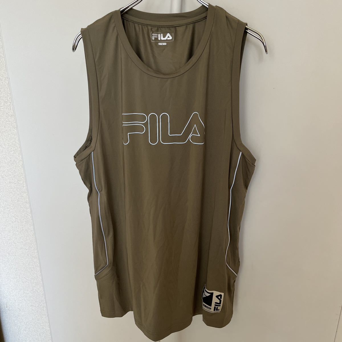 FILA フィラ　メンズノースリーブタンク　L-XL カーキベージュ　ノースリーブ　タンクトップ　メンズスポーツウエア　トレーニングウエア