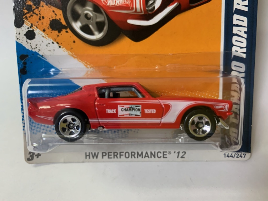 ☆Hot Wheels HW PERFORMANCE ’12【’70 CAMARO ROAD RACE 色違い2台セット】CHEVROLET/Chevy/シボレー/カマロ/サメカマ 1/64（未開封）☆の画像2