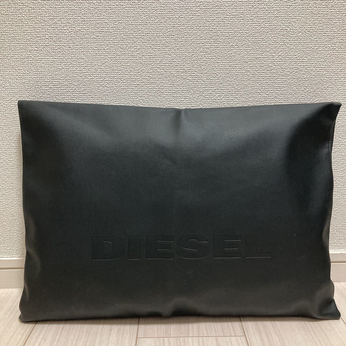 DIESEL ディーゼル メンズ レディース クラッチバッグ セカンドバッグ クッションカバー 黒 ブラック レザー 大容量 特大 ロゴ ブランド