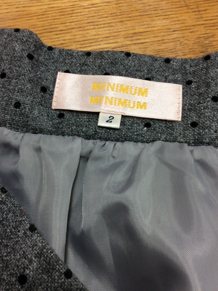 ミニマム グレーのミニスカート 裾フリル 黒ドット柄 サイズ2_画像4