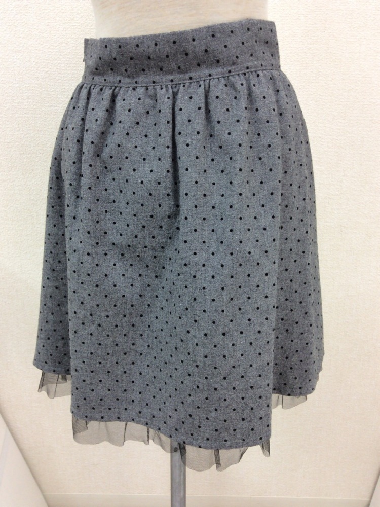 ミニマム グレーのミニスカート 裾フリル 黒ドット柄 サイズ2_画像3