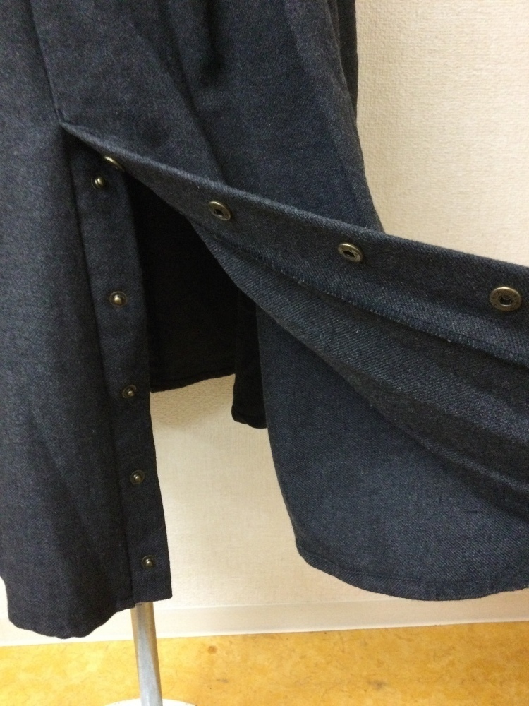 イーハイフンワールドギャラリー チャコールグレーのスカート 肩つり 裾ボタンでパンツ型にも サイズF_画像3