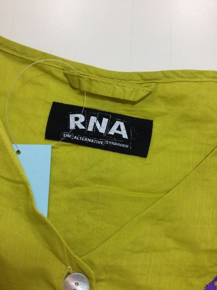 RNA 黄緑コットンワンピ 透け感あり 紫の刺繍 サイズM_画像5