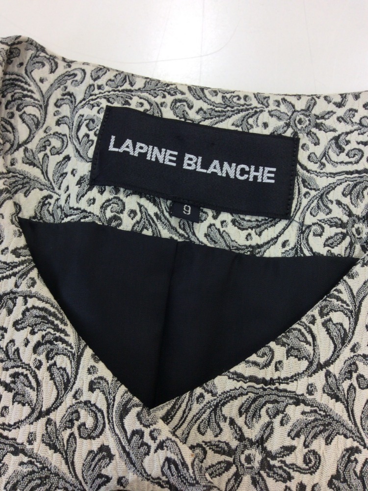 LAPINE BLANCHE ひざ下丈スカートスーツ ジャケットは薄ベージュにボタニカル柄 スカートは黒シンプル サイズ9_画像4