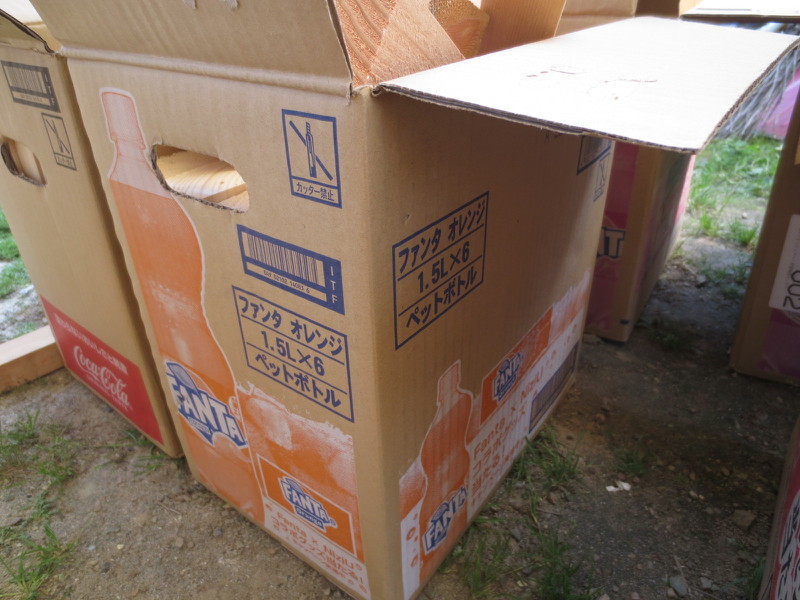 薪　焚き火にどうぞ　愛知県一宮市　１箱３００円　取りに来て下さる方のみ　キャンプ①_この大きさのペットボトルの箱に入れます。