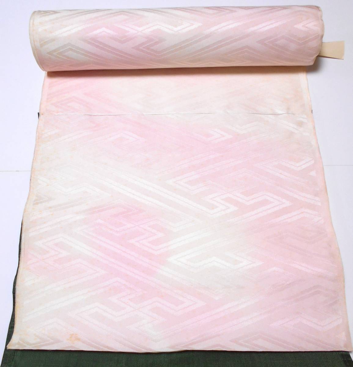 正絹／ピンクと白のぼかしに大きな紗綾型地紋の綸子の長襦袢地／難あり_画像1