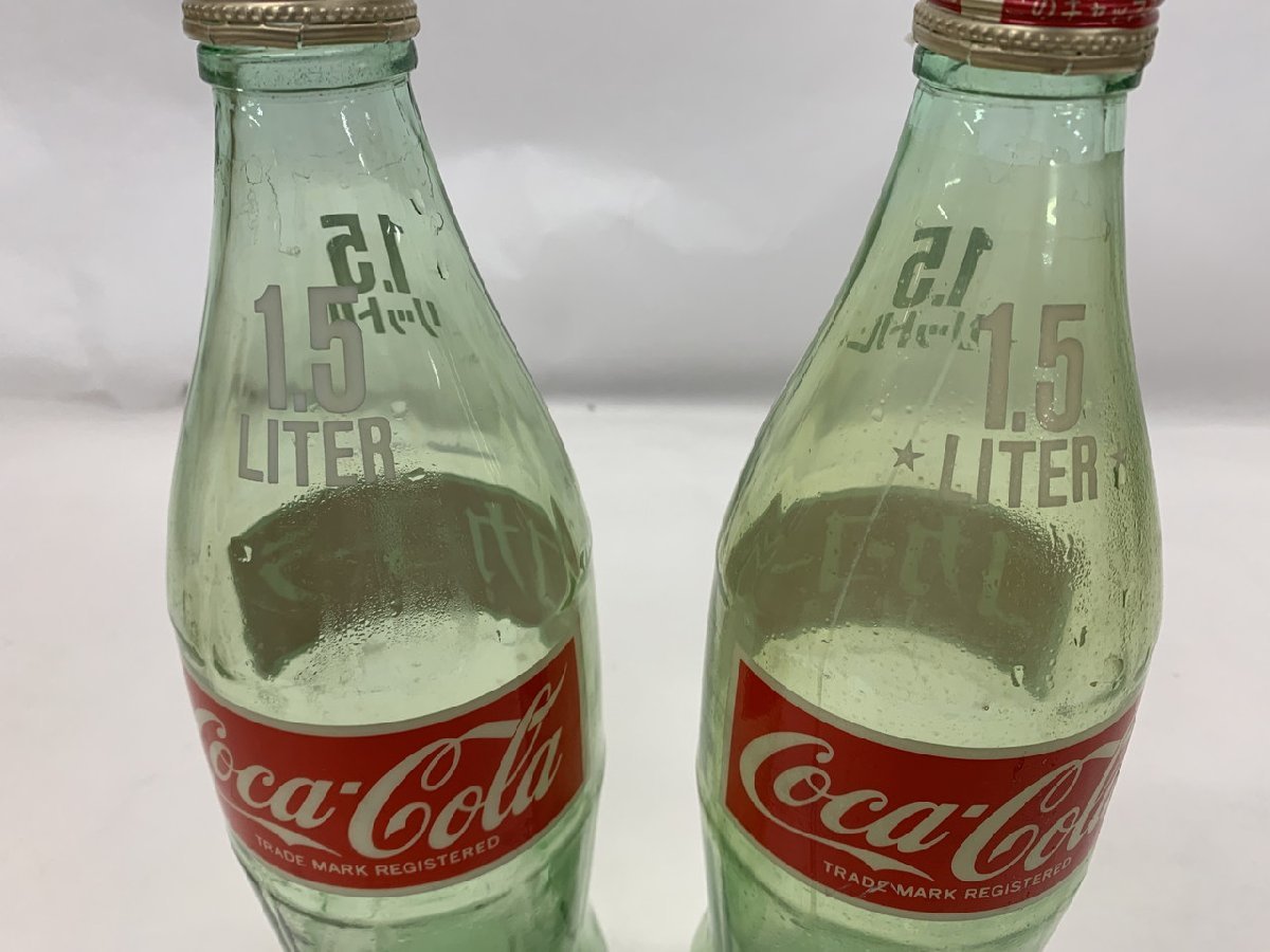 【YF-0235】希少 レトロ ヴィンテージ コカ・コーラ Coca-Cola 1.5リットル 1.5L 1500ml 2本セット まとめ 空瓶 グリーン系 蓋【千円市場】_画像3