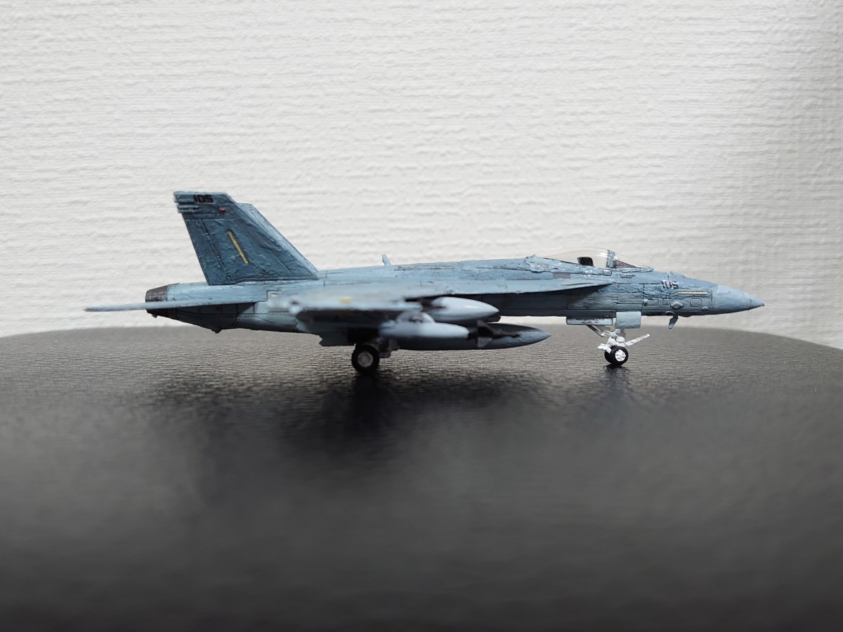 F-18 F/A-18E スーパーホーネット トップガン マーヴェリック ダガースペア ハングマン搭乗機仕様 完成品 1/144 TOPGUN アメリカ海軍 _画像5