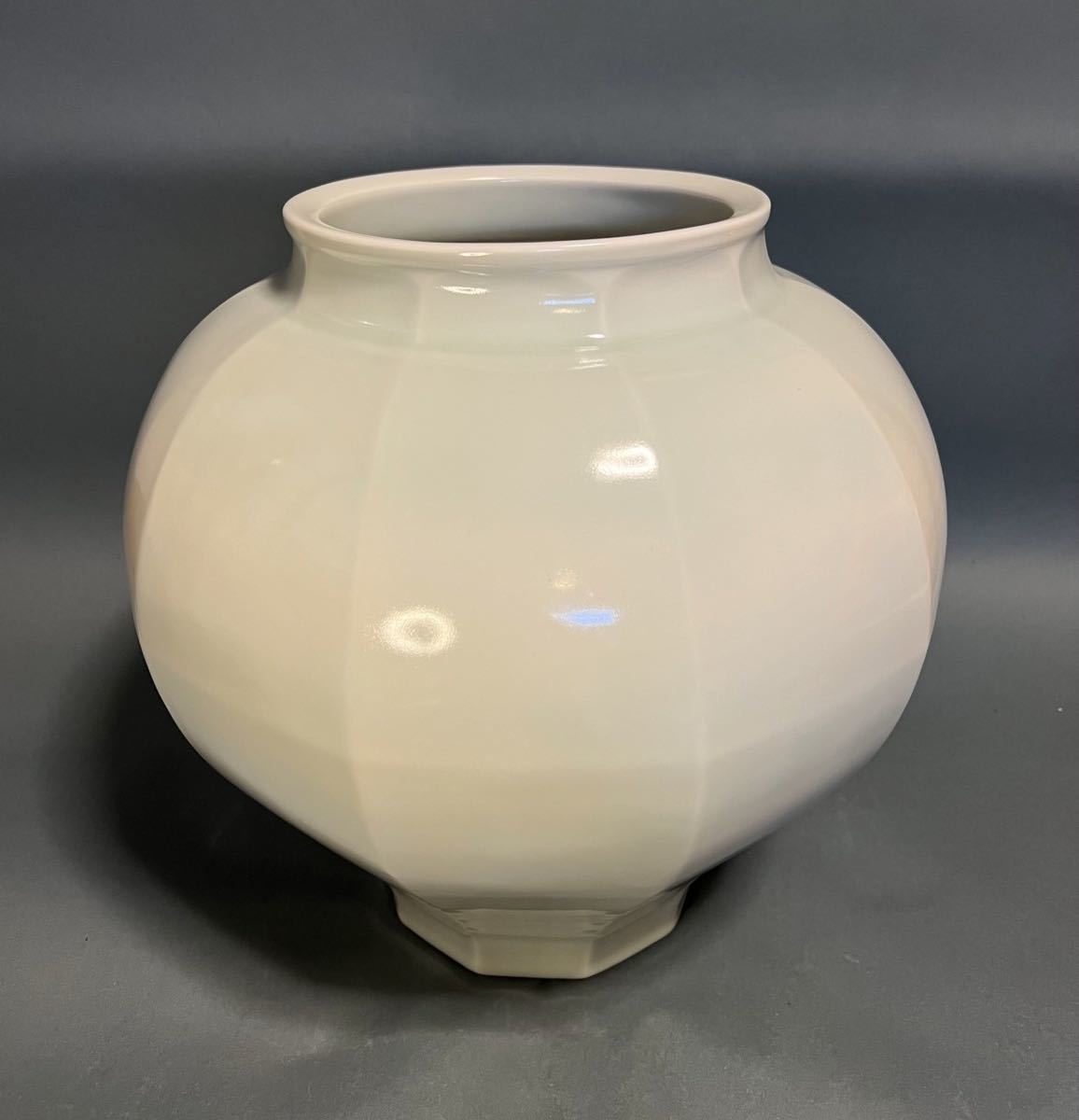 * bamboo middle . white porcelain chamfering . also box .. close wistaria . three *