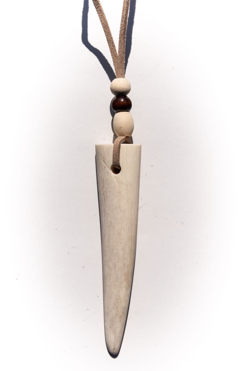 北海道の野生動物　蝦夷鹿の角アクセサリー　紐の色:白橡　角の長さ8.6cm