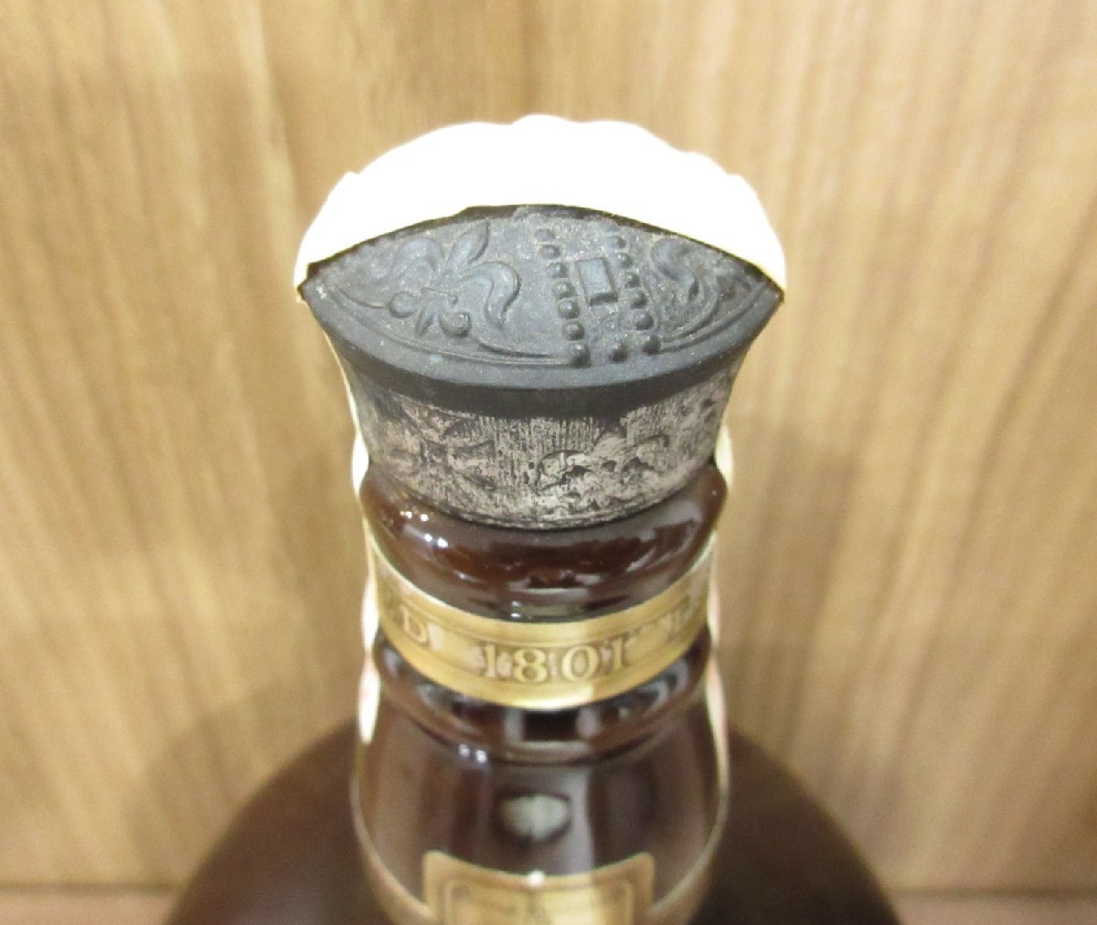 ★ROYAL SALUTE ロイヤルサルート 21年 40％ 700ml 茶 陶器 重量1367g キャップ部の透明フィルムれています 巾着・タグ付き 未開栓_画像3