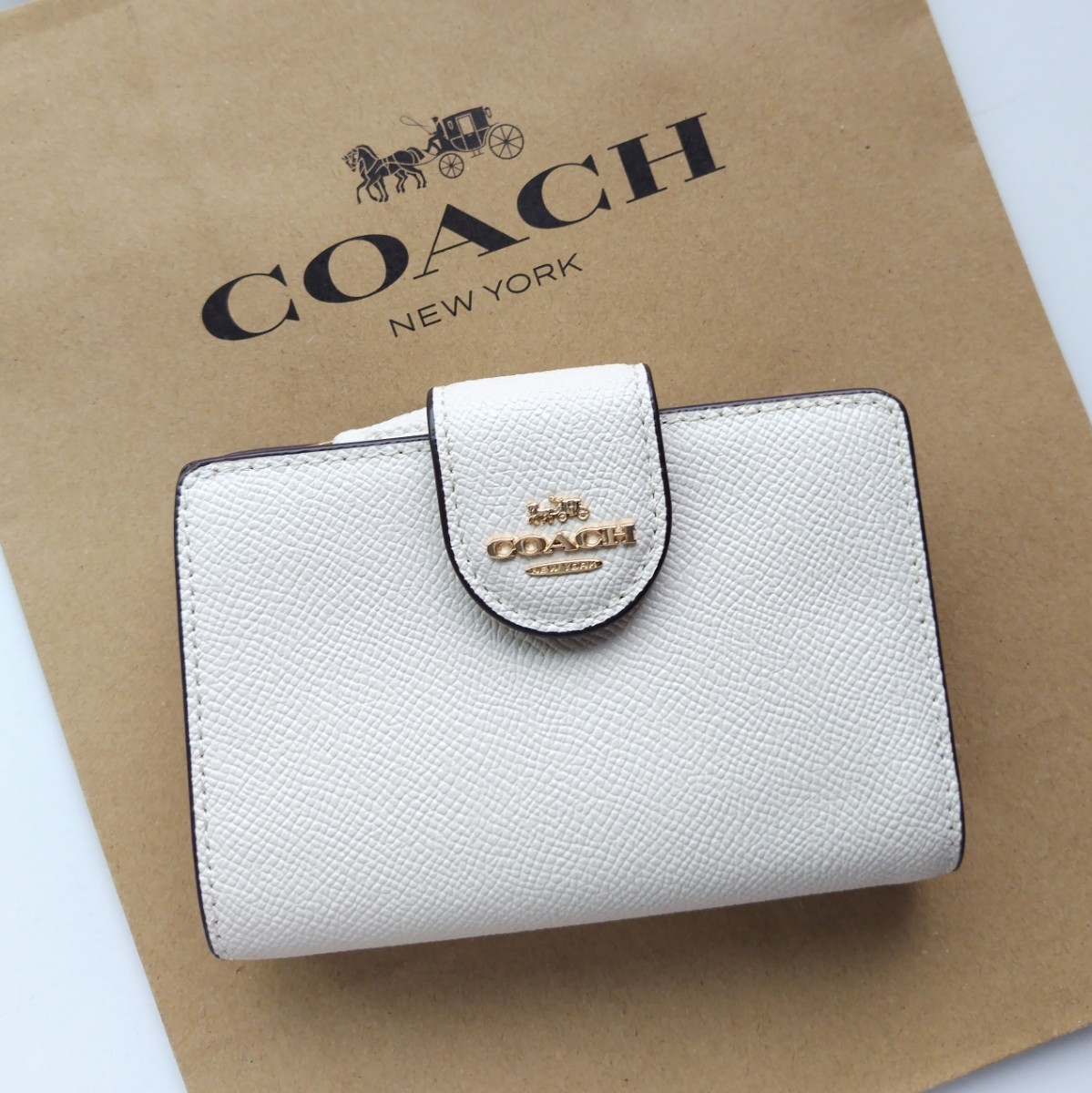 【新品】コーチ　COACH 新作　二つ折り財布　ホワイト　チョーク