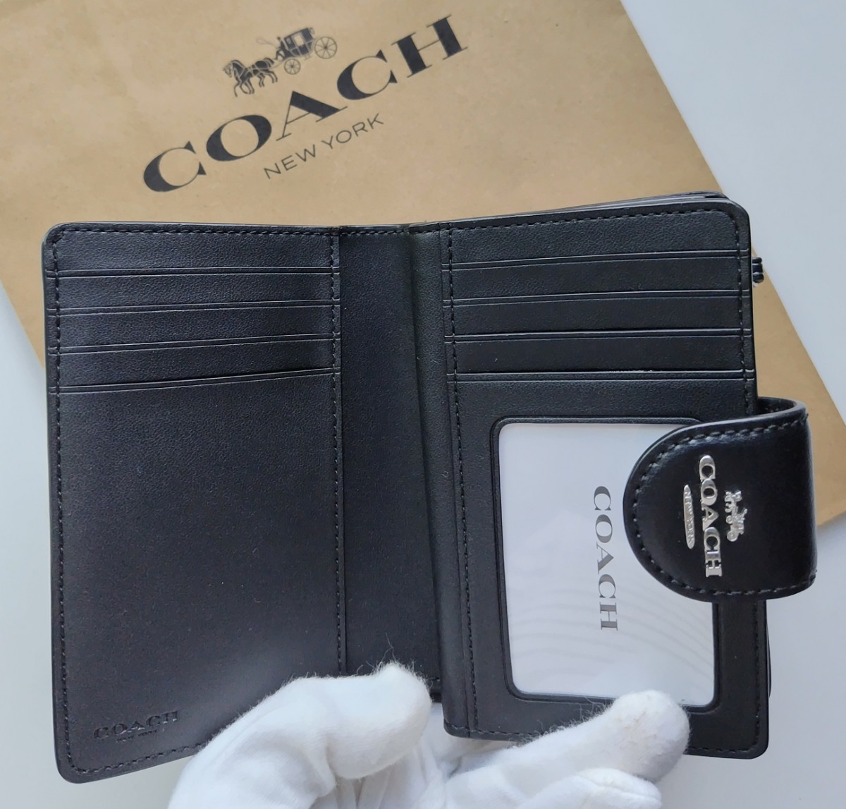 【新品】コーチ　COACH 新作　二つ折り財布　ブラックスモーク_画像4