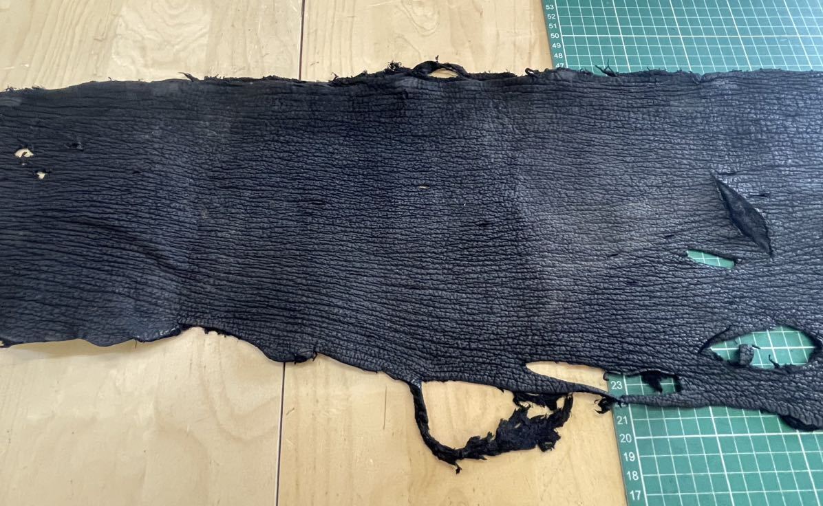 超ウルトラMAX激レア革 クジラの革 鯨の革ホエールレザー whale leather ブラック 厚さ2 6mm〜3mm 端の肉厚の部分は3mm以上あります| 超ウルトラMAX激レア革 クジラの革 鯨の革ホエールレザー whale leather ブラック 厚さ2 6mm〜3mm 端の肉厚の部分は3mm以上あります|